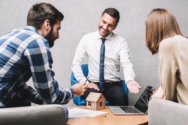 corretor apresentando proposta para clientes