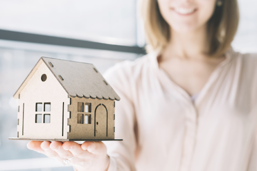 mulher-com-casa-na-mao