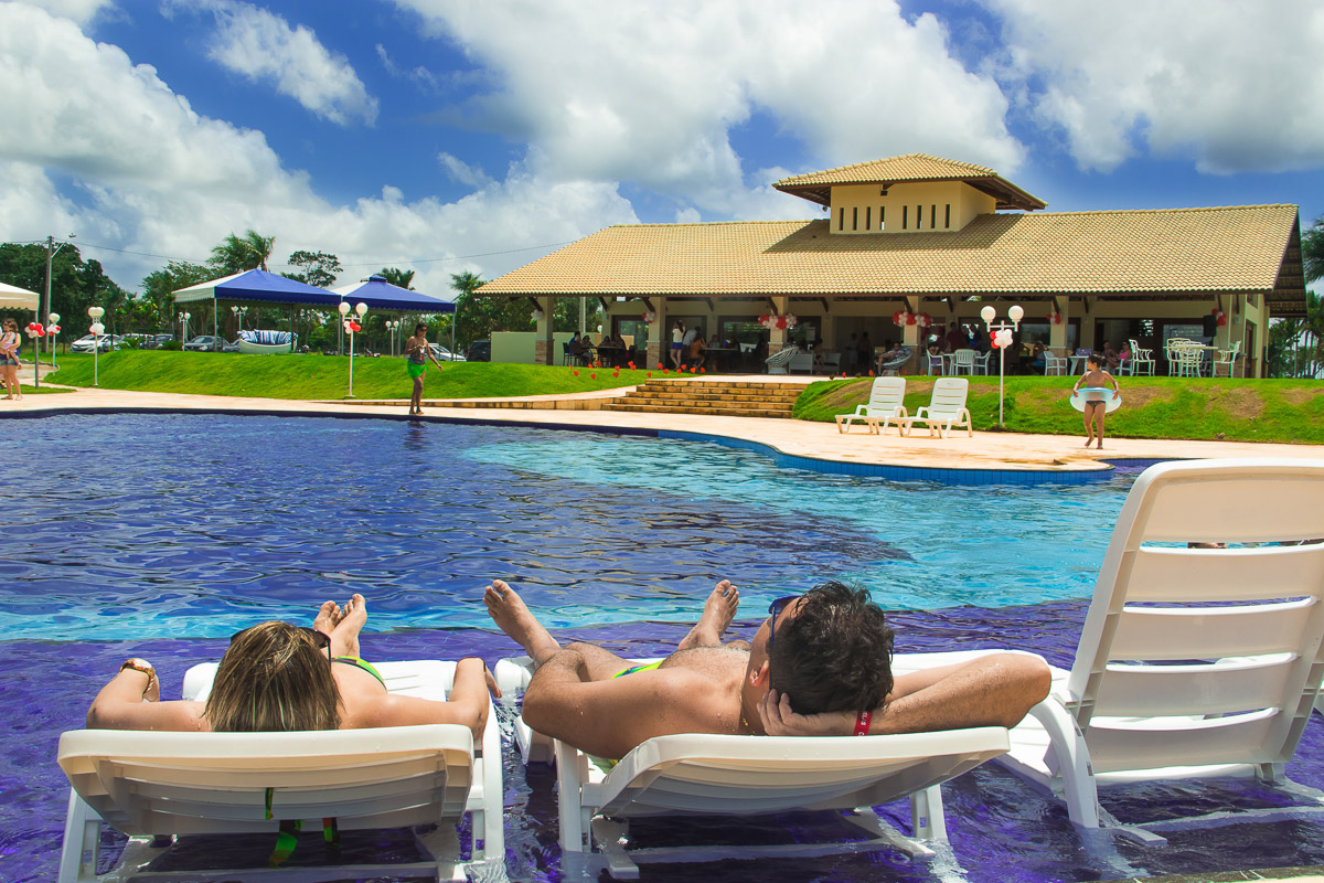 casal na piscina