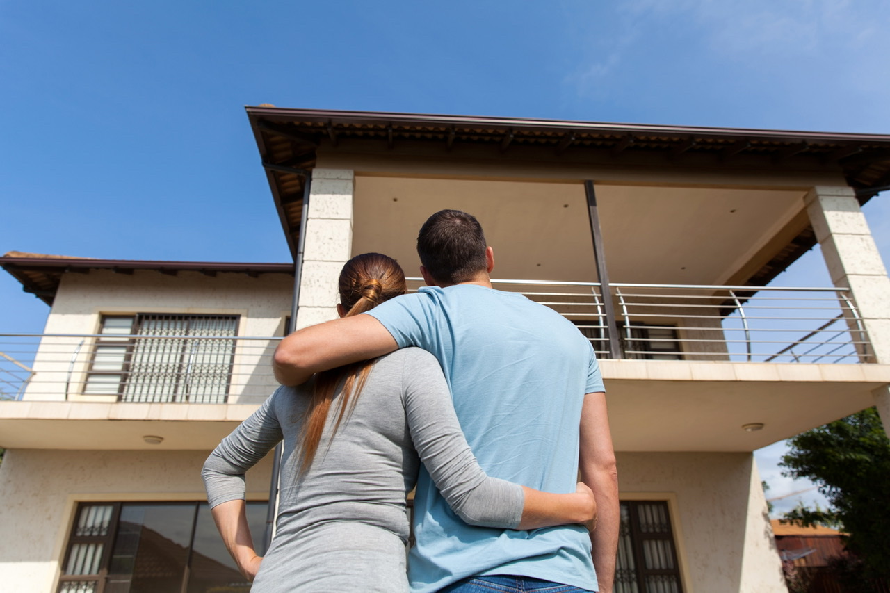 casal olhando para casa nova 