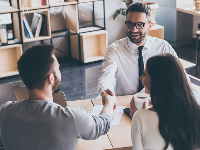corretor apertando mão de cliente